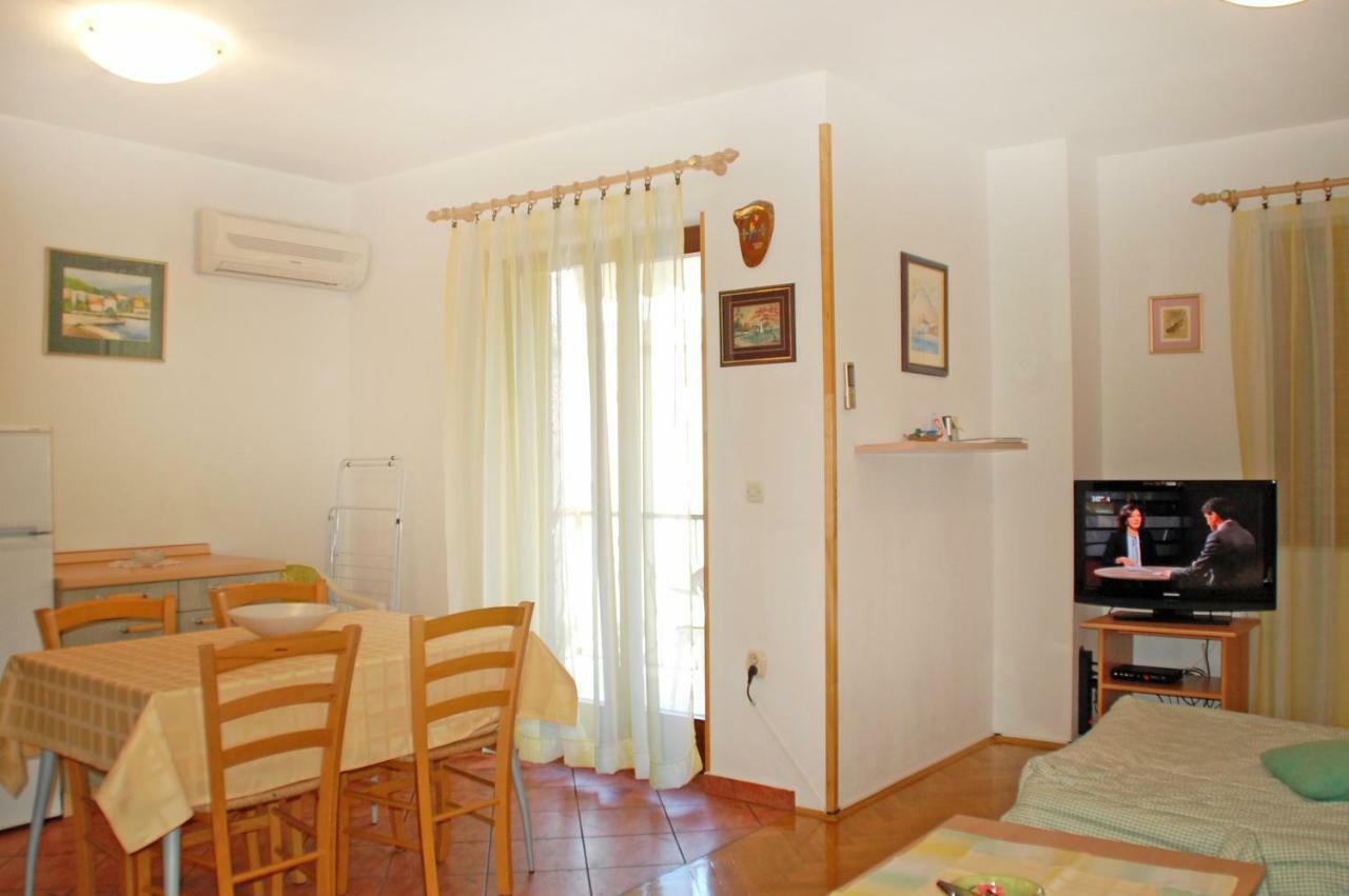 Apartment Branko With Free Parking Icici Bagian luar foto